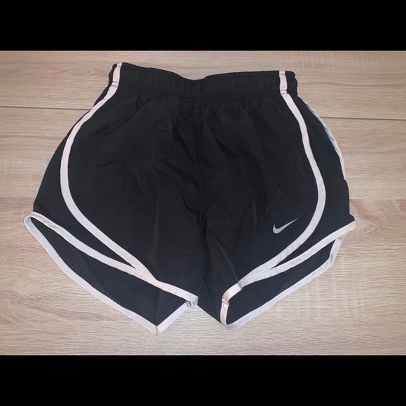 Women’s Nike Tempo Running Shorts in Black - Picture 4 of 6